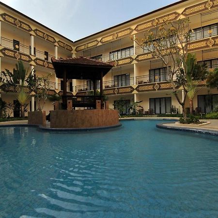 Yusro Hotel Restaurant & Convention Jombang Buitenkant foto