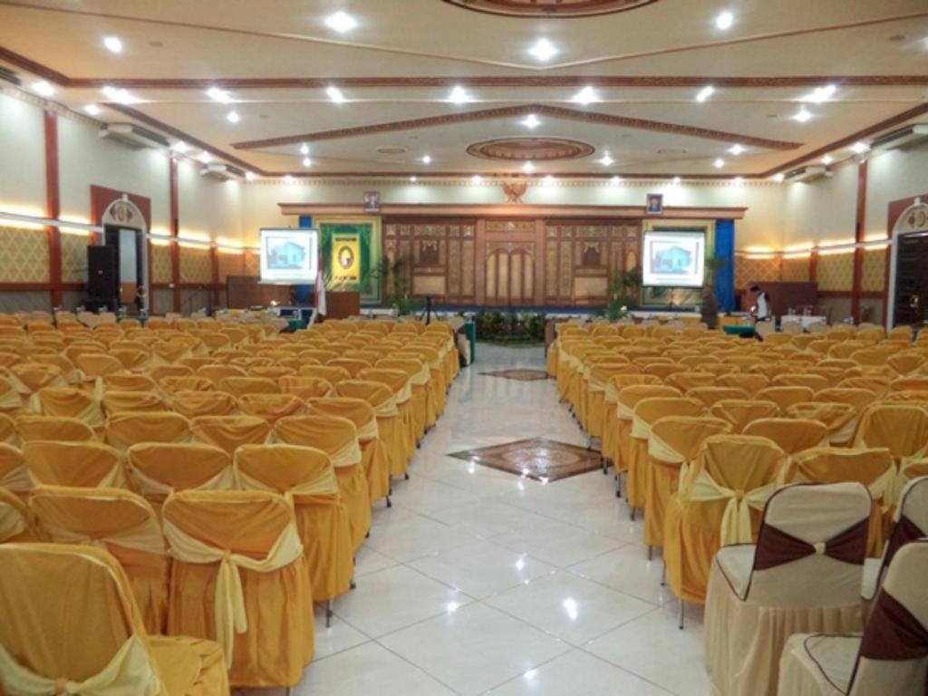 Yusro Hotel Restaurant & Convention Jombang Buitenkant foto