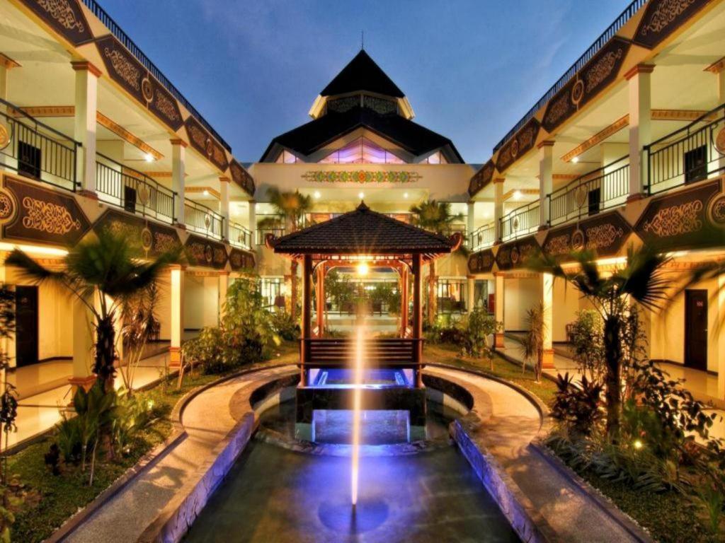 Yusro Hotel Restaurant & Convention Jombang Buitenkant foto