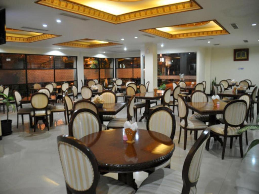 Yusro Hotel Restaurant & Convention Jombang Buitenkant foto