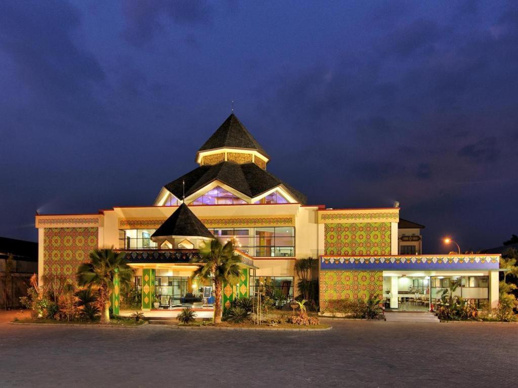 Yusro Hotel Restaurant & Convention Jombang Buitenkant foto