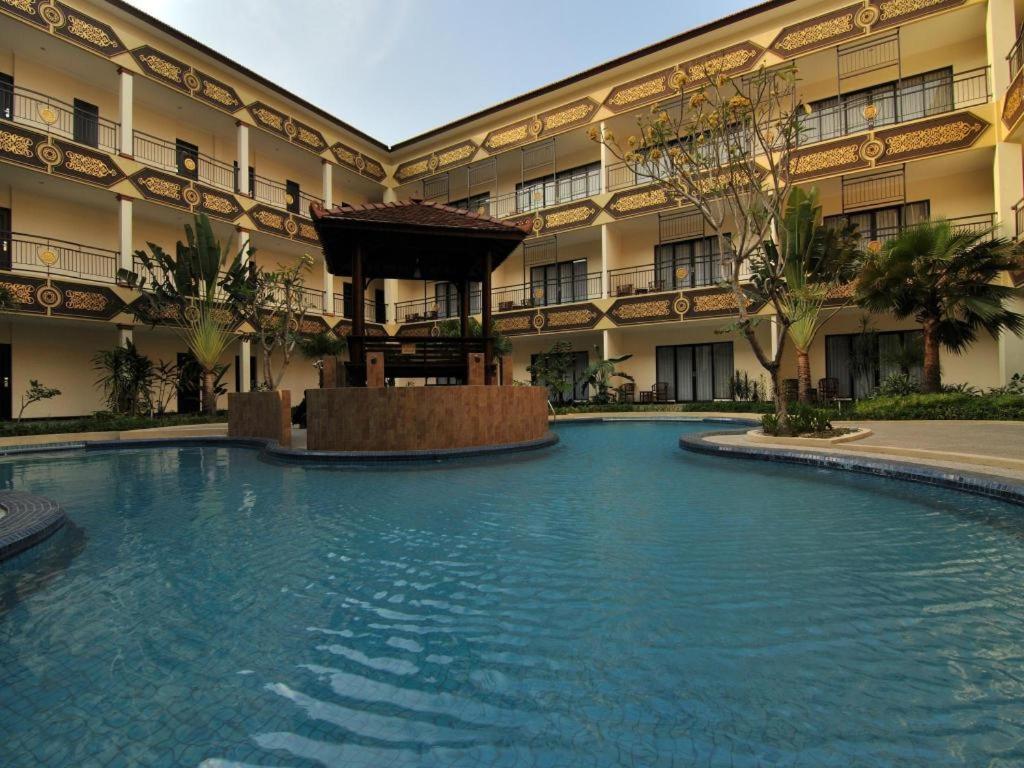 Yusro Hotel Restaurant & Convention Jombang Buitenkant foto
