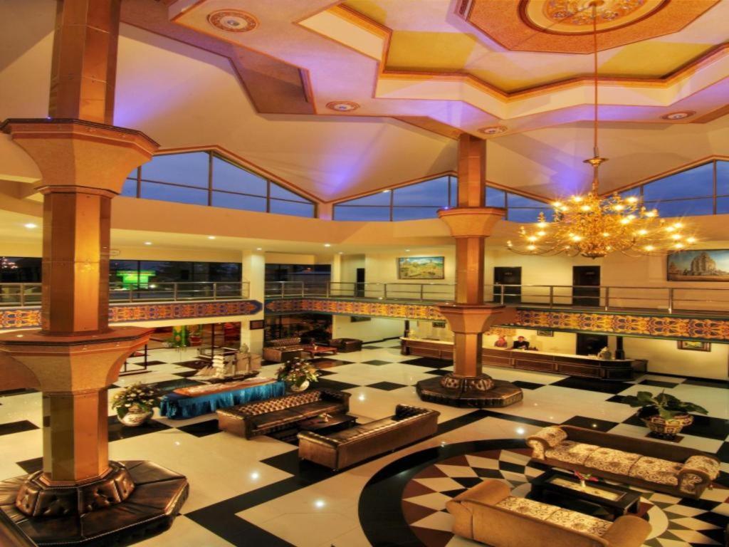 Yusro Hotel Restaurant & Convention Jombang Buitenkant foto