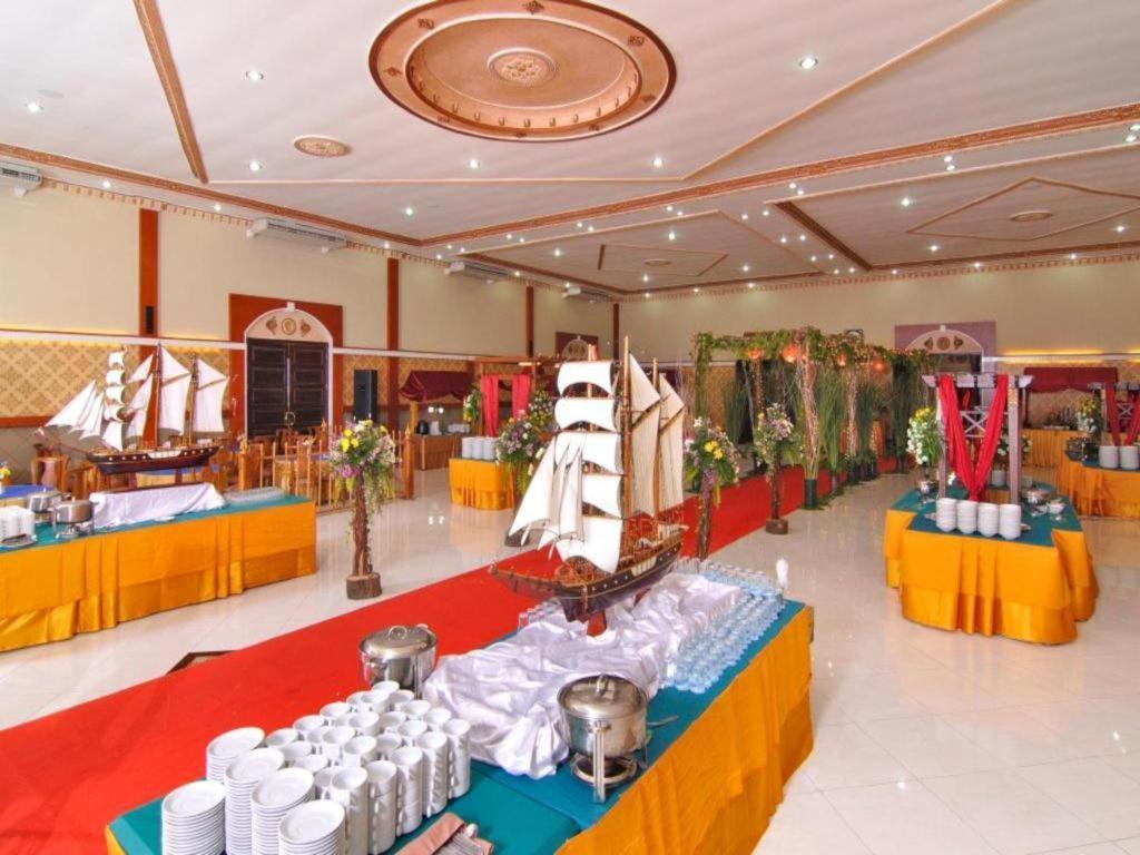 Yusro Hotel Restaurant & Convention Jombang Buitenkant foto