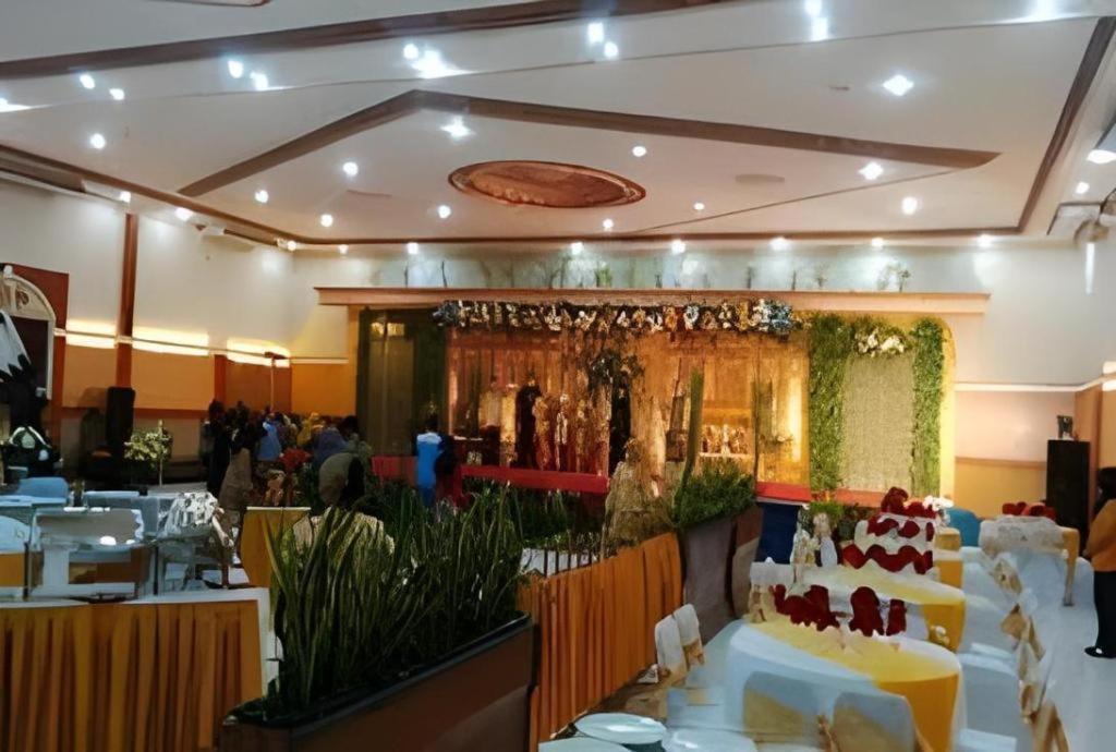 Yusro Hotel Restaurant & Convention Jombang Buitenkant foto