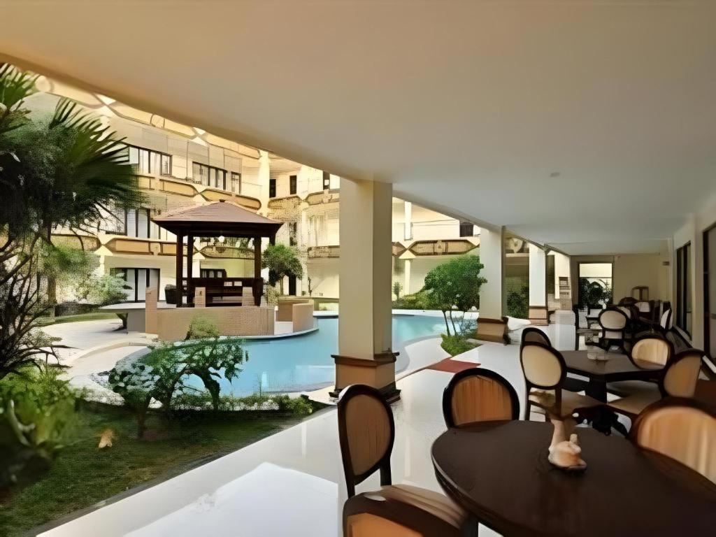 Yusro Hotel Restaurant & Convention Jombang Buitenkant foto