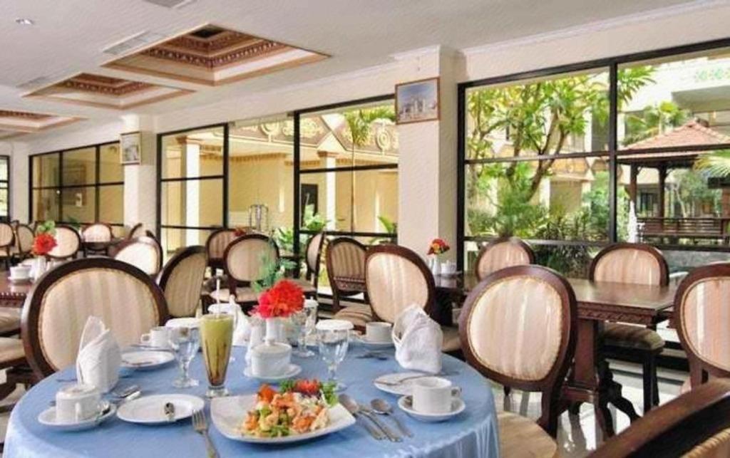 Yusro Hotel Restaurant & Convention Jombang Buitenkant foto
