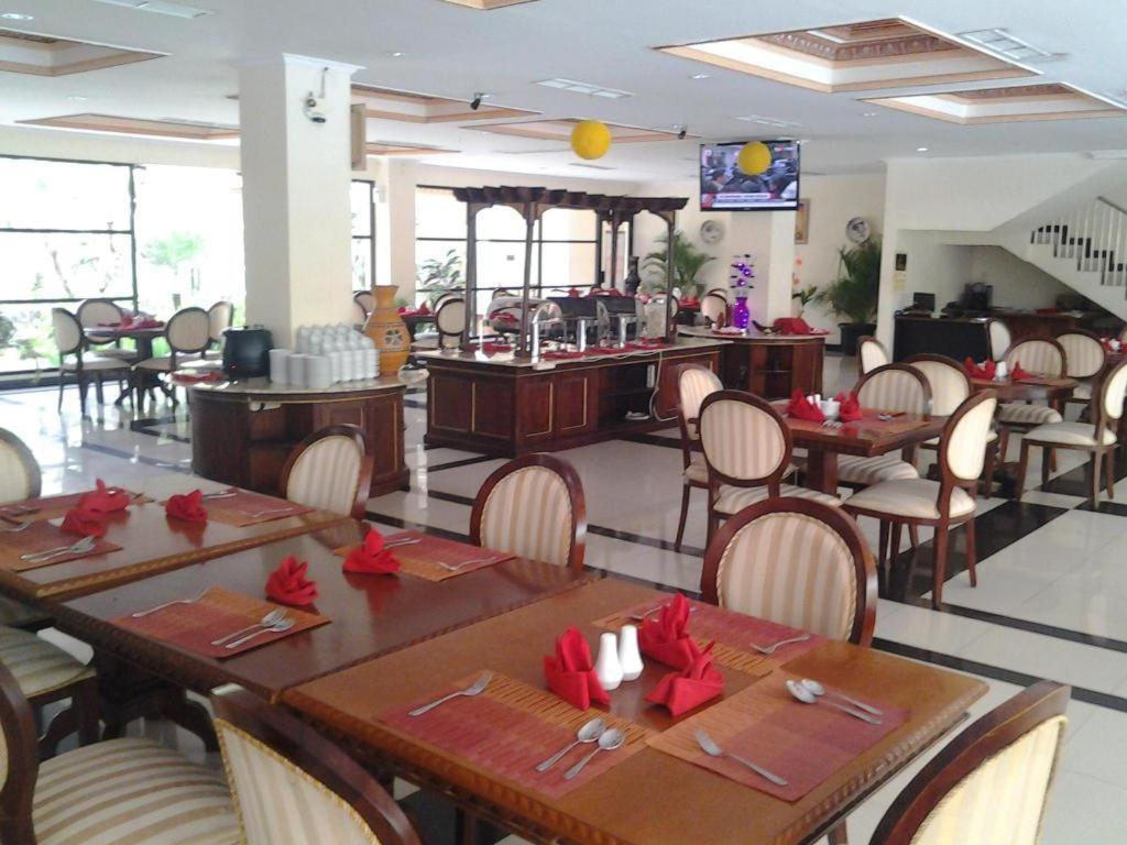 Yusro Hotel Restaurant & Convention Jombang Buitenkant foto