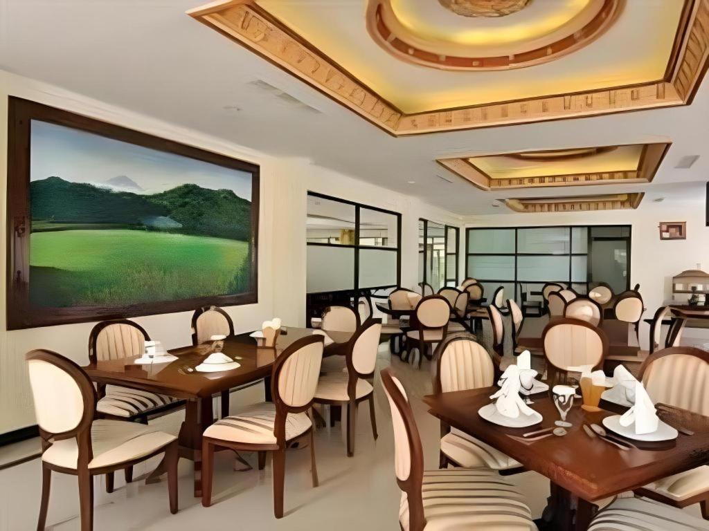 Yusro Hotel Restaurant & Convention Jombang Buitenkant foto