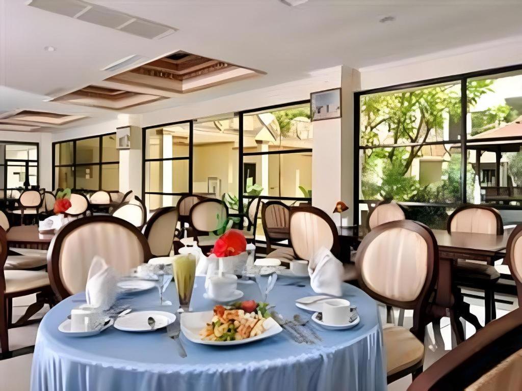 Yusro Hotel Restaurant & Convention Jombang Buitenkant foto