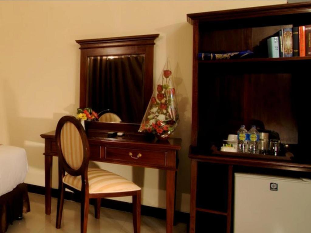 Yusro Hotel Restaurant & Convention Jombang Buitenkant foto