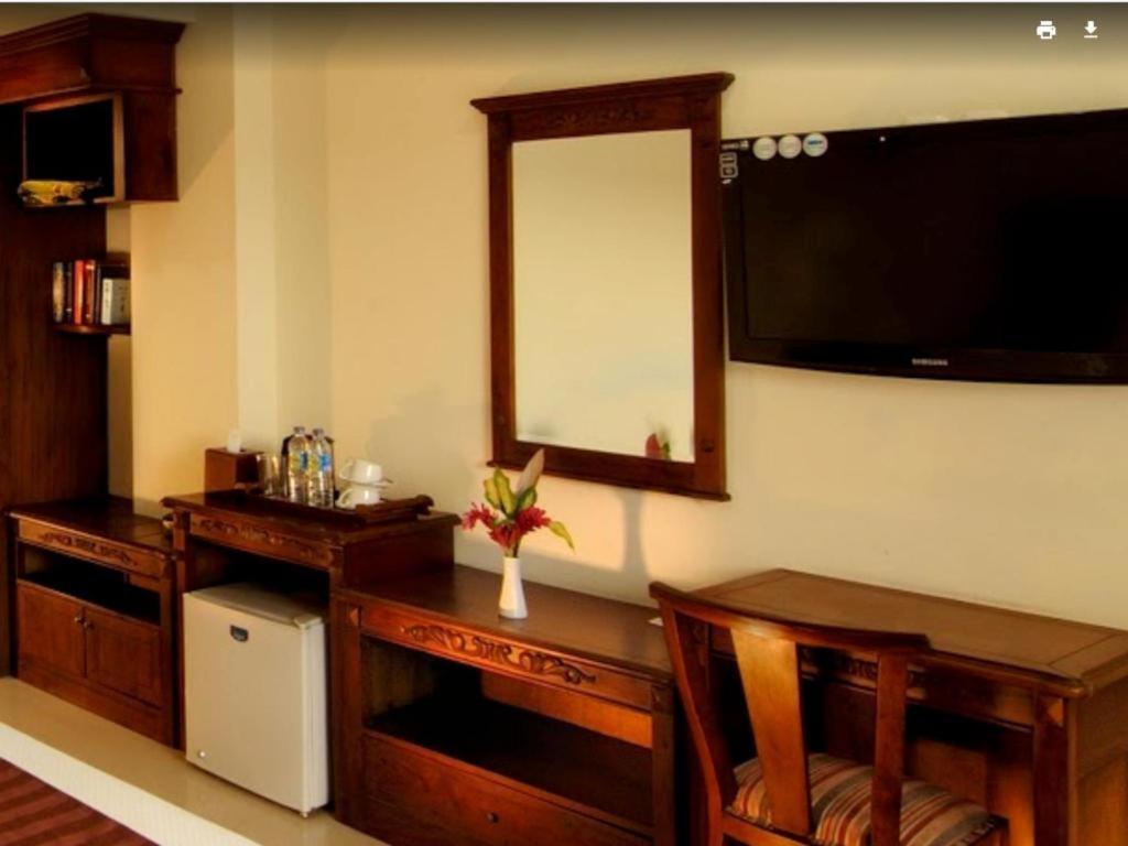 Yusro Hotel Restaurant & Convention Jombang Buitenkant foto