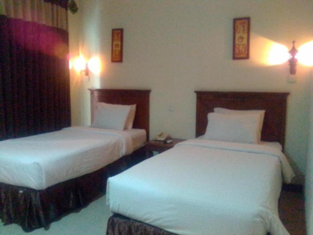 Yusro Hotel Restaurant & Convention Jombang Buitenkant foto
