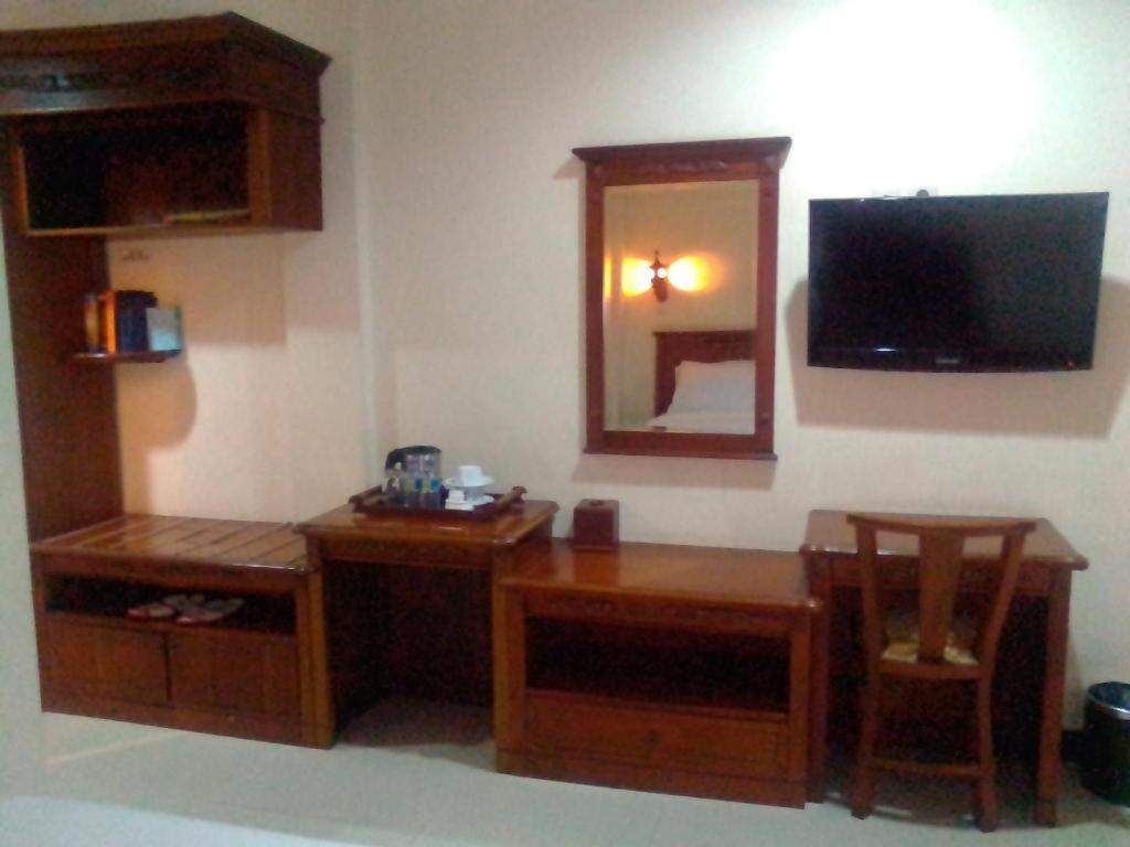 Yusro Hotel Restaurant & Convention Jombang Buitenkant foto