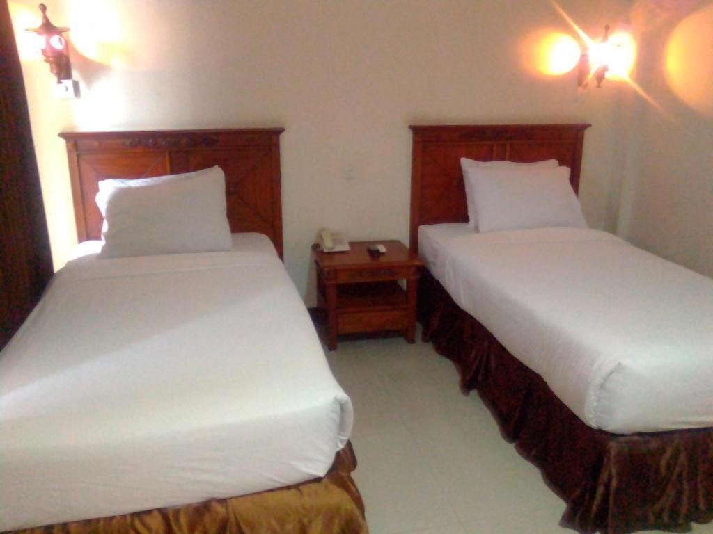 Yusro Hotel Restaurant & Convention Jombang Buitenkant foto