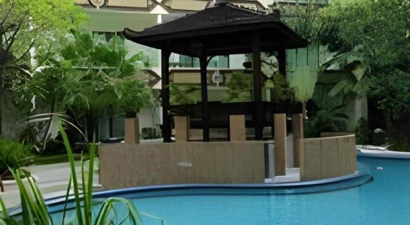 Yusro Hotel Restaurant & Convention Jombang Buitenkant foto