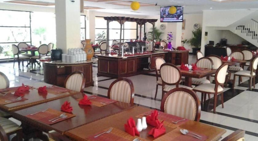 Yusro Hotel Restaurant & Convention Jombang Buitenkant foto