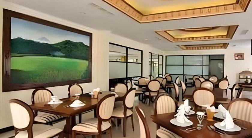 Yusro Hotel Restaurant & Convention Jombang Buitenkant foto