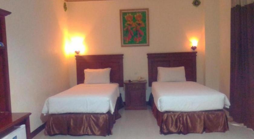 Yusro Hotel Restaurant & Convention Jombang Buitenkant foto