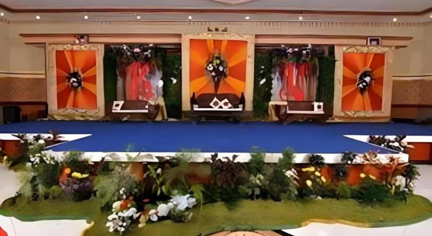 Yusro Hotel Restaurant & Convention Jombang Buitenkant foto