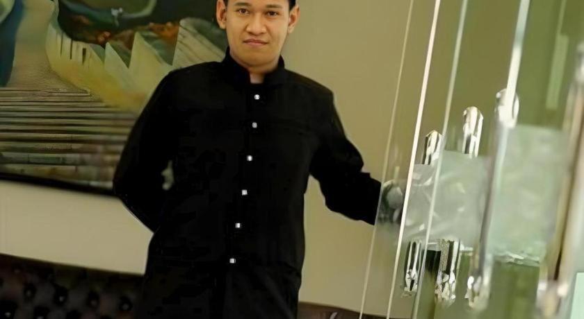 Yusro Hotel Restaurant & Convention Jombang Buitenkant foto