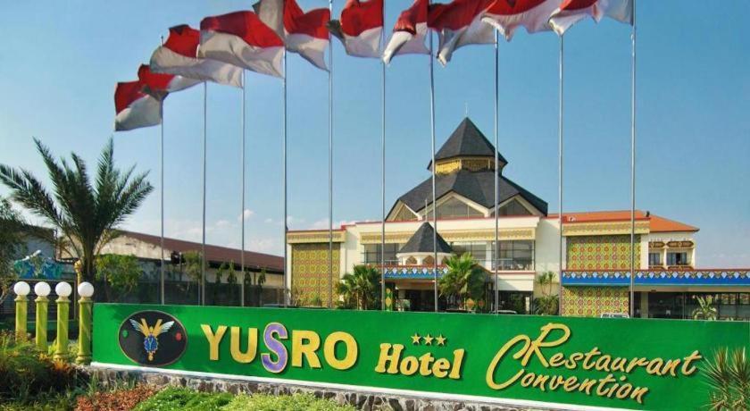 Yusro Hotel Restaurant & Convention Jombang Buitenkant foto