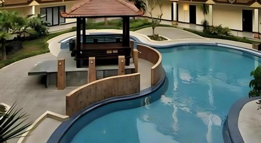 Yusro Hotel Restaurant & Convention Jombang Buitenkant foto