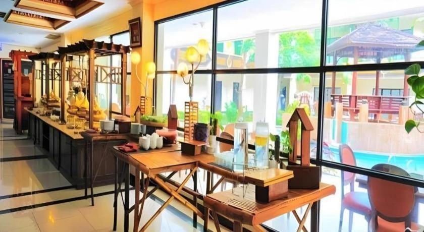 Yusro Hotel Restaurant & Convention Jombang Buitenkant foto
