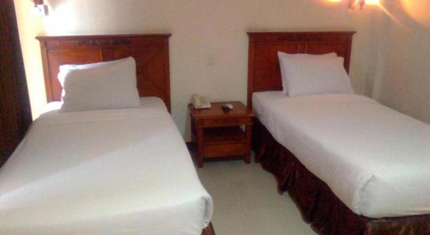 Yusro Hotel Restaurant & Convention Jombang Buitenkant foto