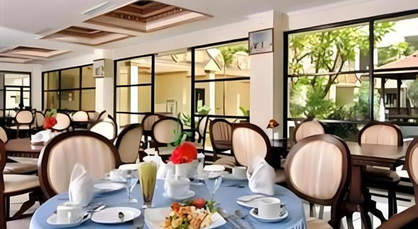 Yusro Hotel Restaurant & Convention Jombang Buitenkant foto