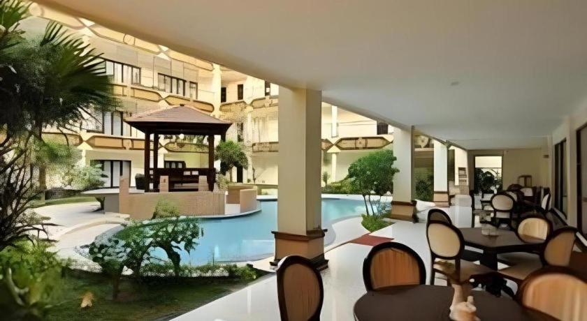 Yusro Hotel Restaurant & Convention Jombang Buitenkant foto