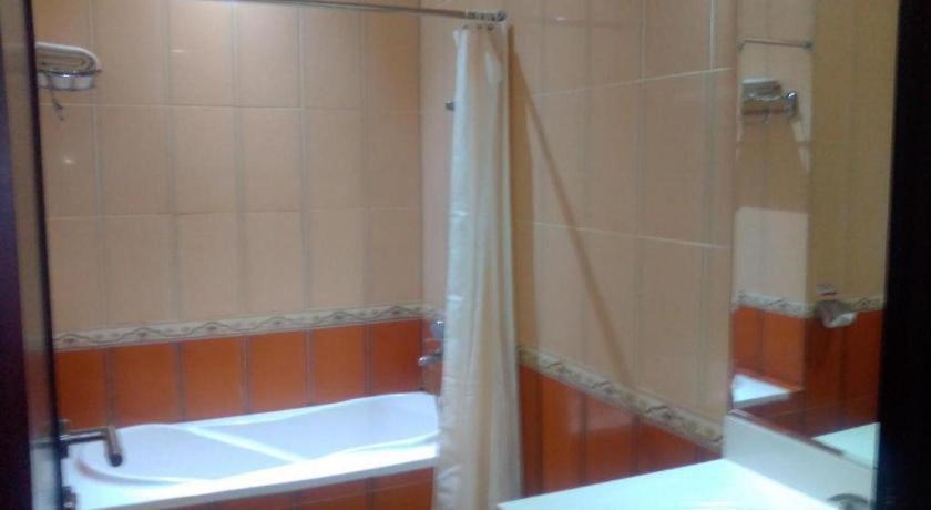 Yusro Hotel Restaurant & Convention Jombang Buitenkant foto