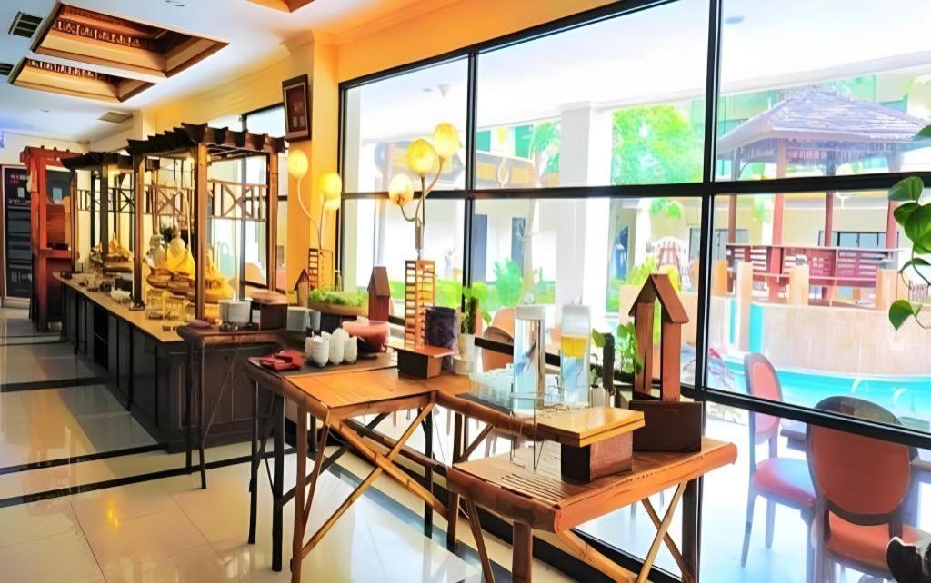 Yusro Hotel Restaurant & Convention Jombang Buitenkant foto